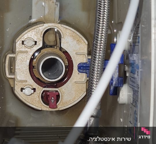 חלקים פנימיים של מיכל הדחה בשירותים